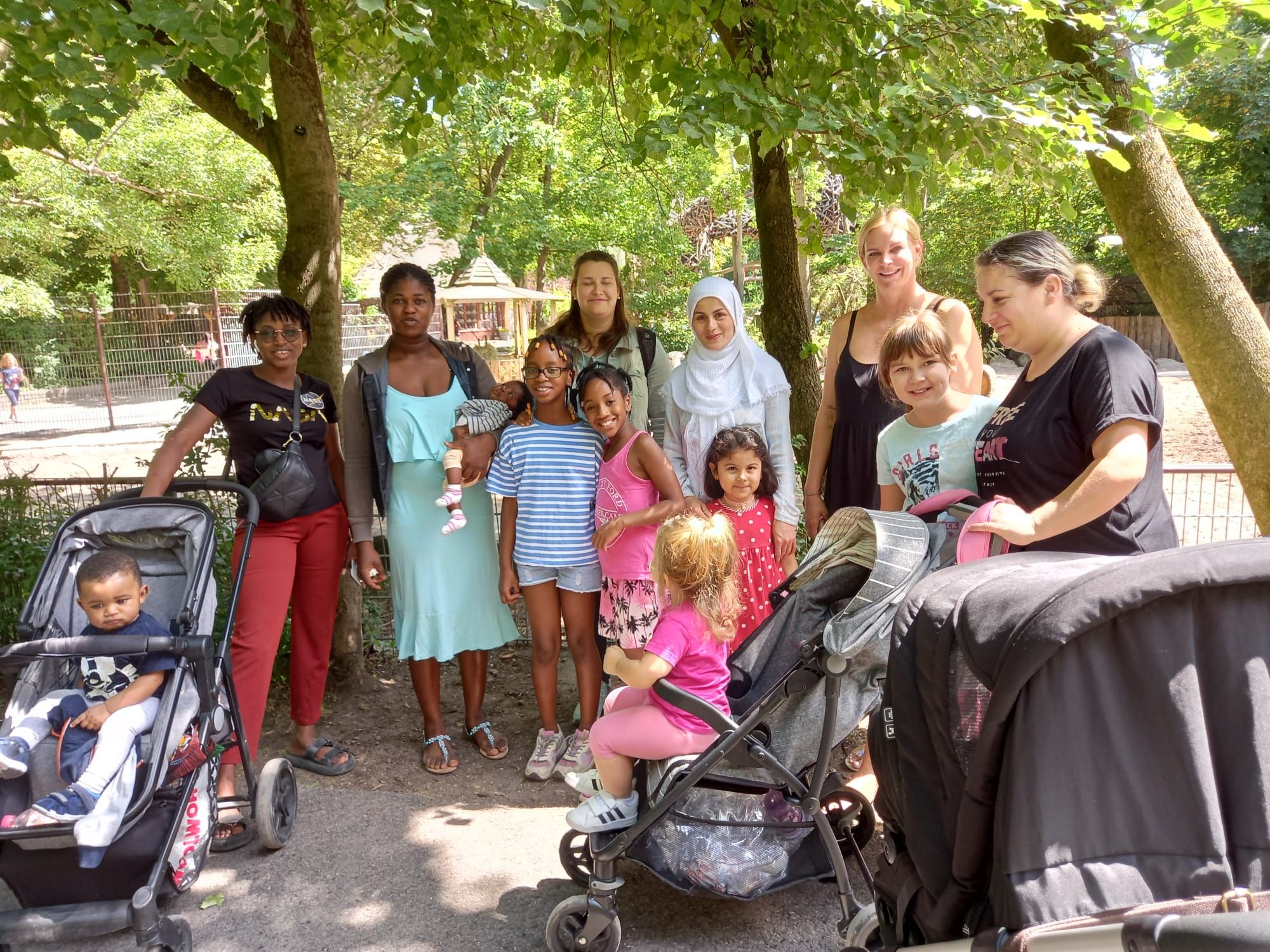 Eine Gruppe von Familien ist zusammen auf einem Ausflug.