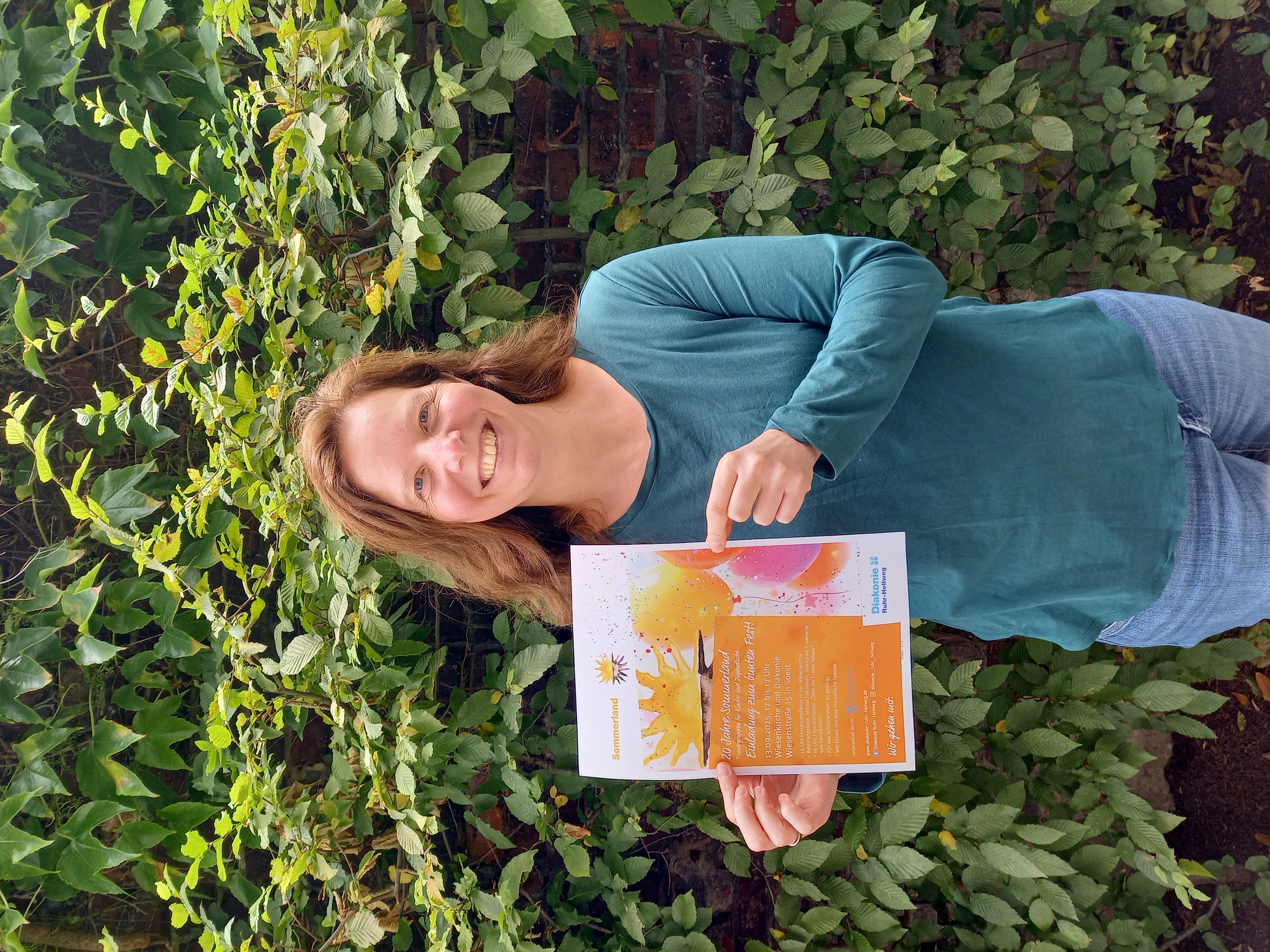 Frau hält Einladung zum Sommerfest hoch