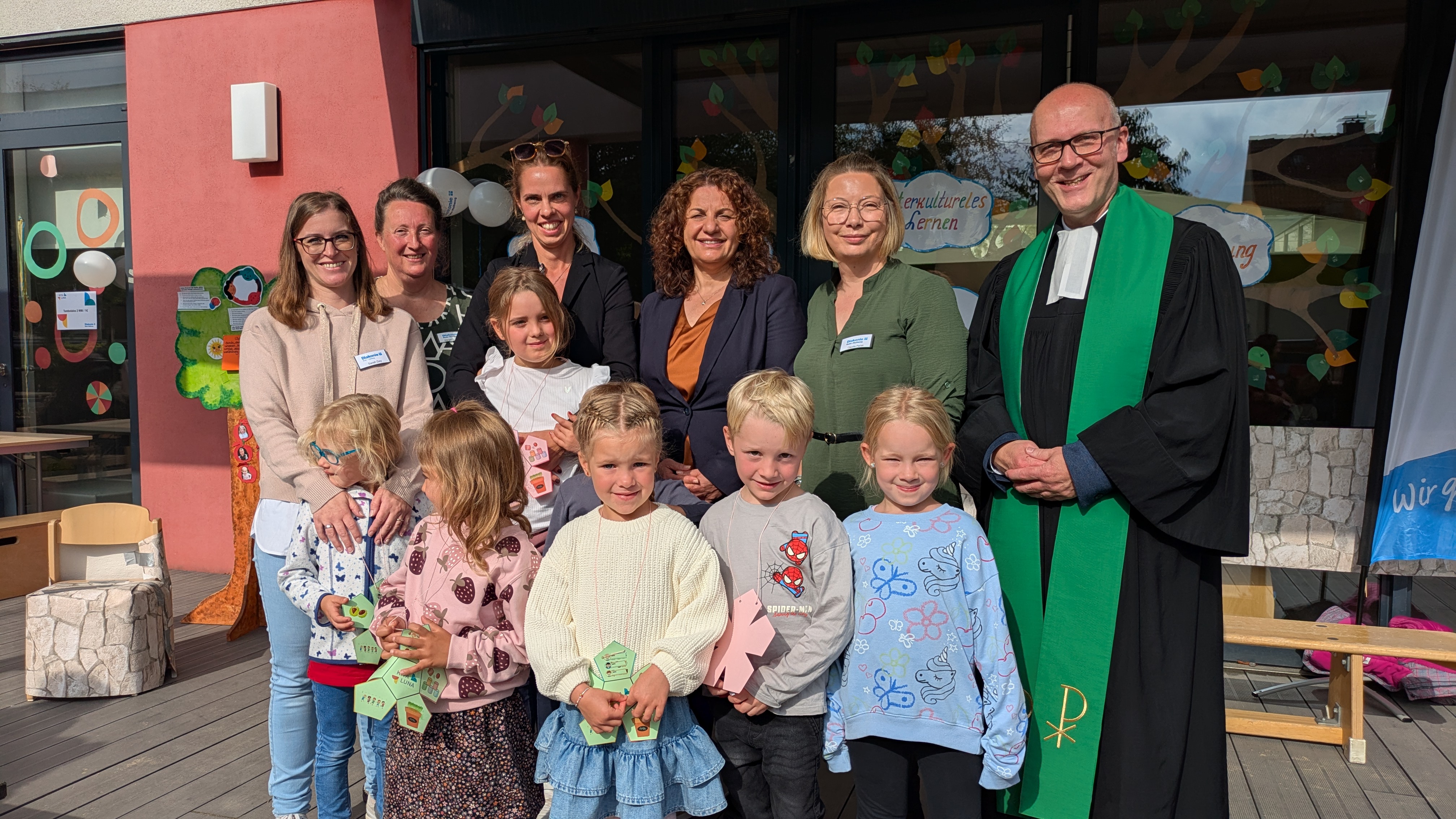 Erwachsene und Kinder freuen sich