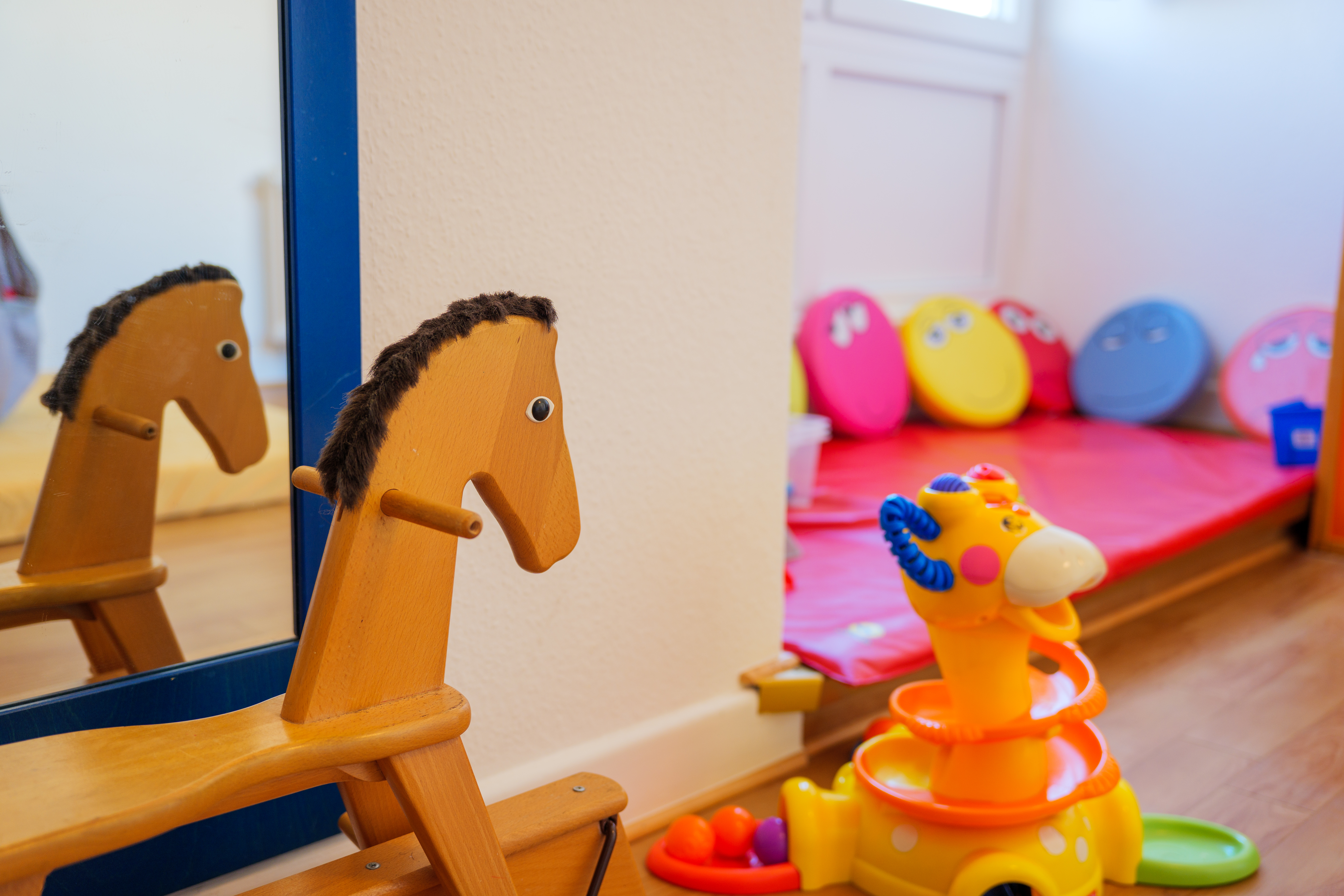 Kinderspielzeug steht im Raum