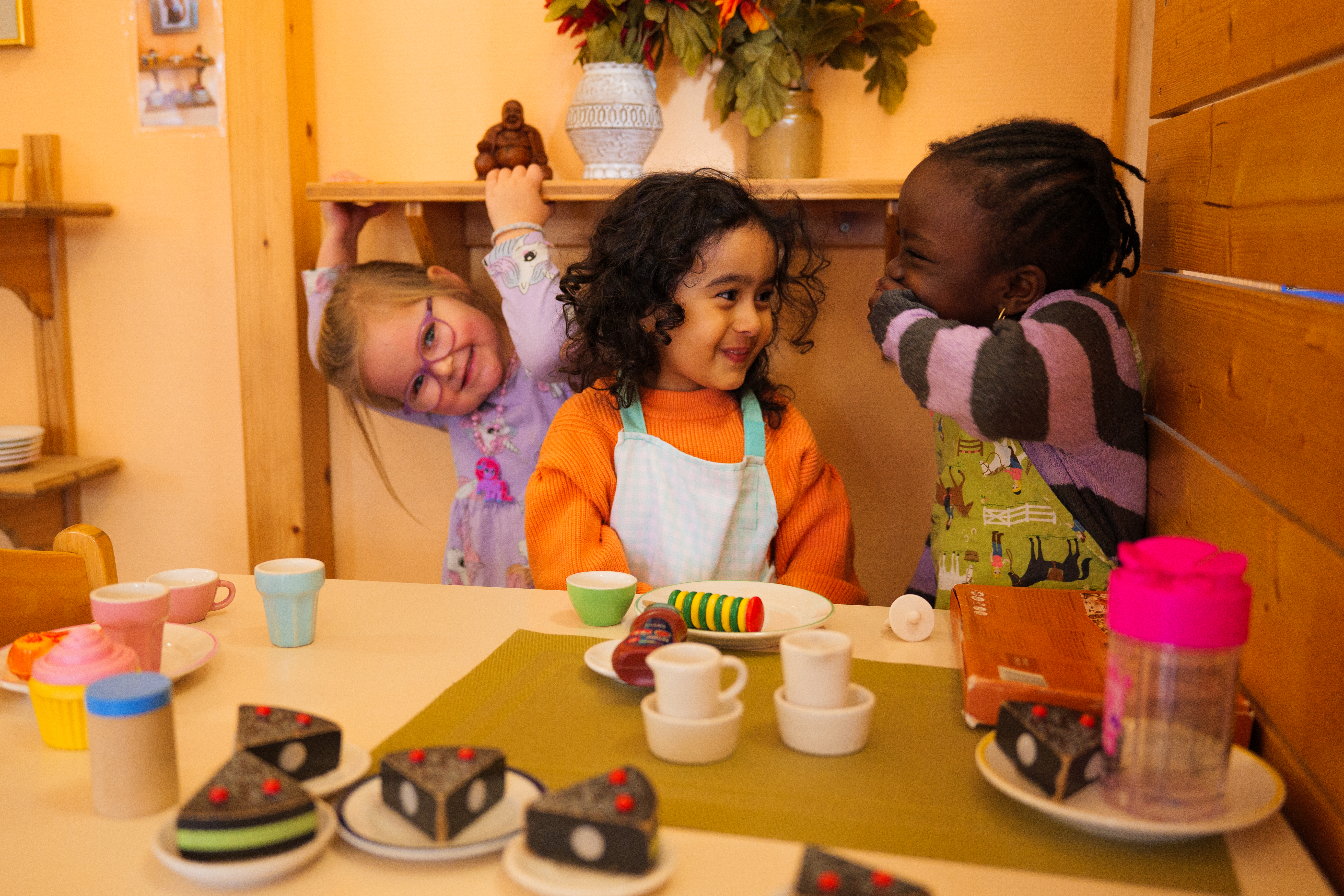 Kinder spielen Backen und freuen sich