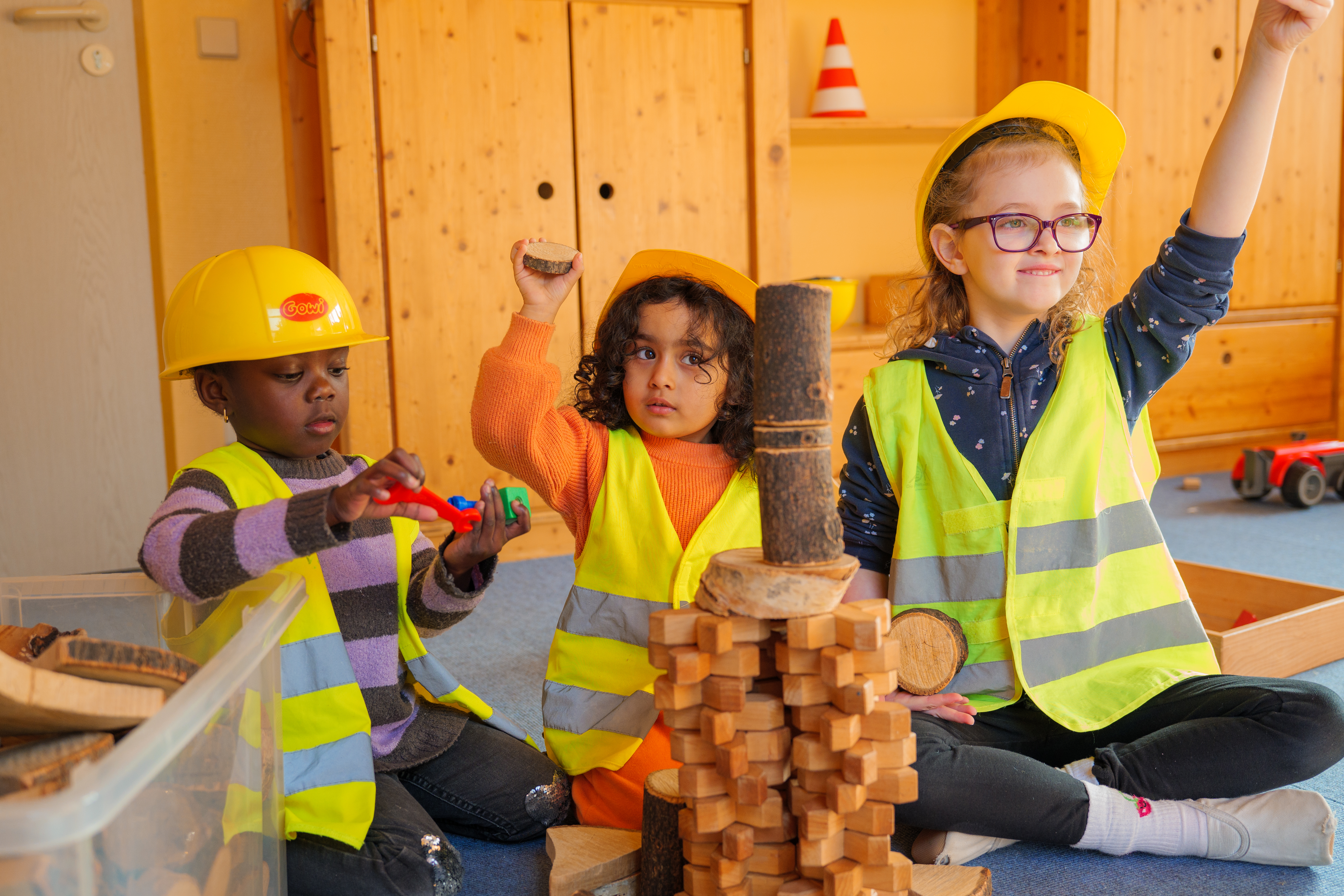 Kinder bauen mit Klötze einen Turm