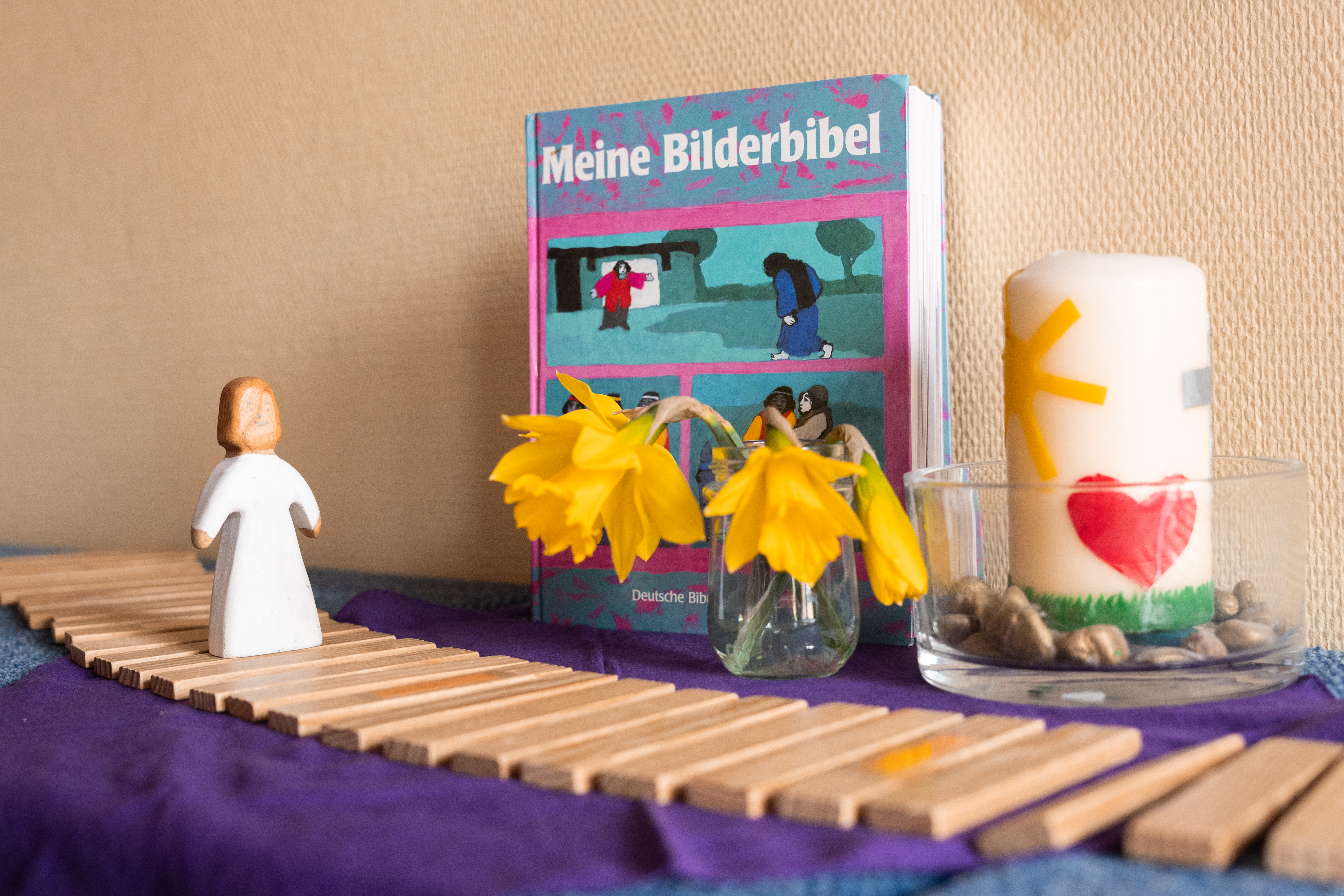 Die Bilderbibel steht mit Deko und einem Engel aufm Tisch
