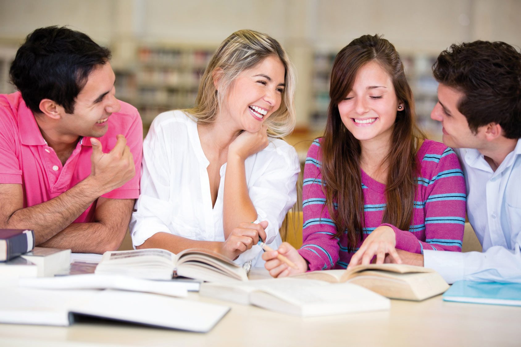 Junge Menschen studieren zusammen