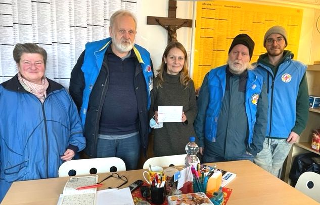 Fasten-Teilnehmerin Benigna Grüneberg trifft sich mit Diakonie-Mitarbeiterin Sandra Fischer (Mitte) und ehrenamtlichen Mitarbeitern der Bahnhofsmission zur Spendenübergabe.   Foto: drh