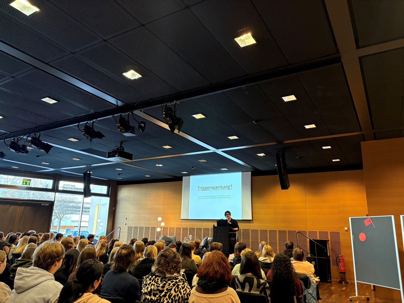Bild zeigt Rednerin vor Teilnehmern der Veranstaltung