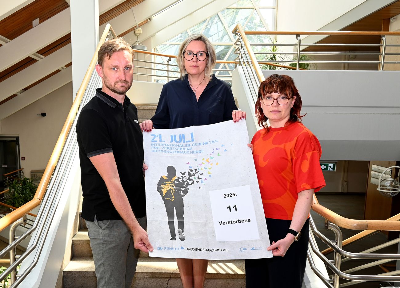 Bild zeigt Mitarbeiter von Kreis Soest, Kreisgesundheitsamtund Diakonie mit Banner