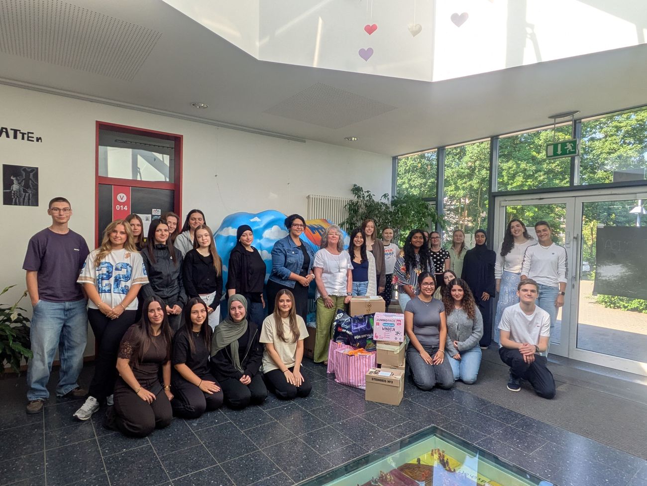 Bild zeigt Schülerinnen und Schüler mit einigen Spenden