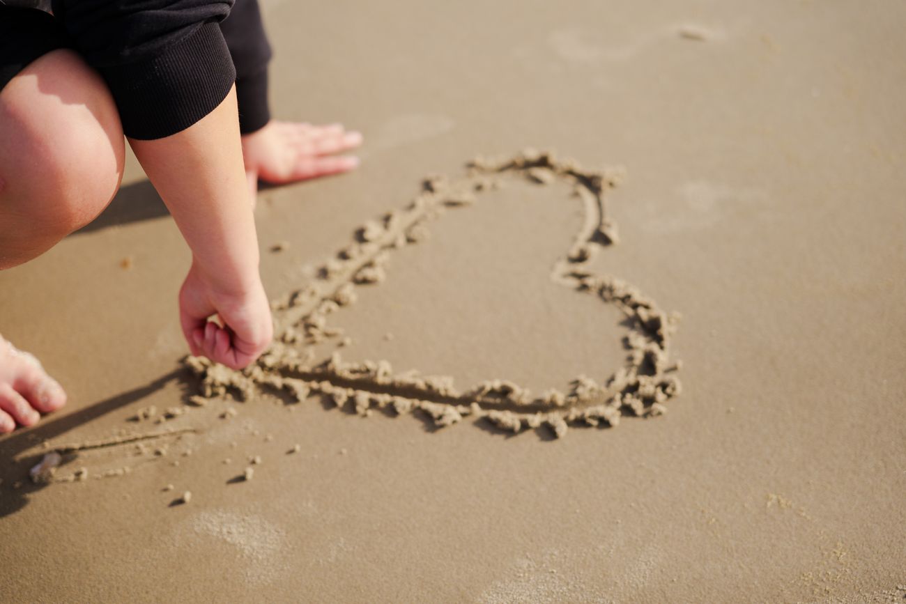 Bild zeigt Herz im Sand gemalt