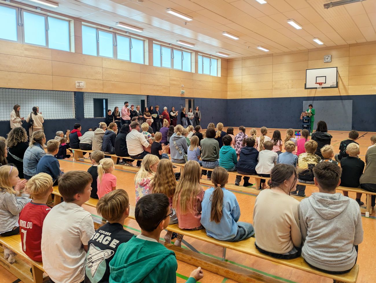 Foto zeigt Kinder und Erwachsene bei Eröffnung der Ferienfreizeit