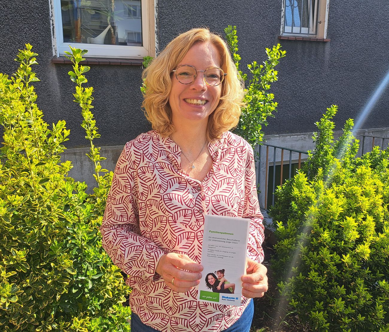 Bild zeigt Heike Kruse mit Flyer zum Familienpatenprojekt