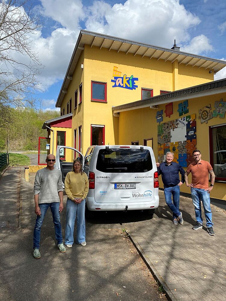 Bild zeigt Team mit neuem Bulli