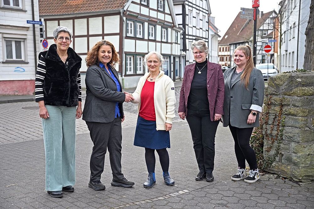 Symbolische Übergabe des Vorsitzes mit Handschlag