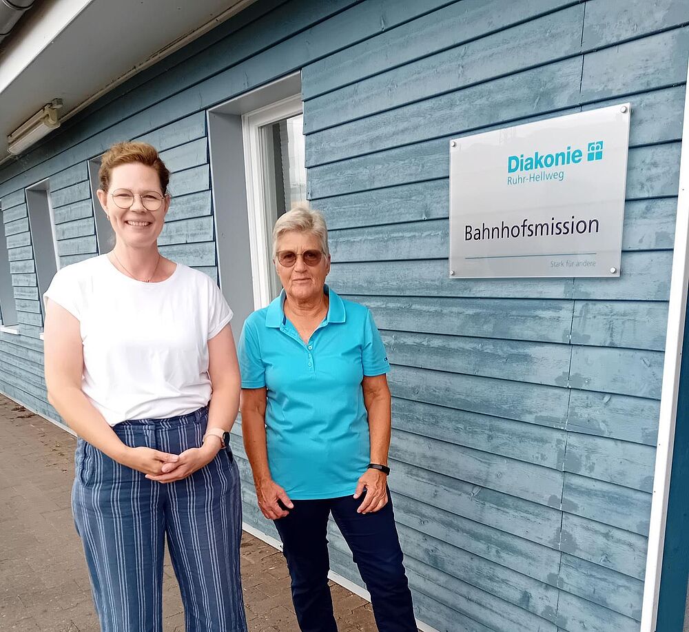 Zwei Frauen stehen an der Bahnhofsmisson in Hamm