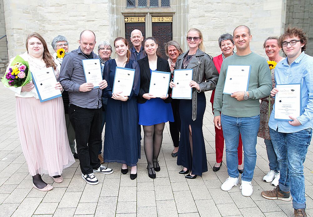 examinierte Pflegefachfrauen und-männer freuen sich.