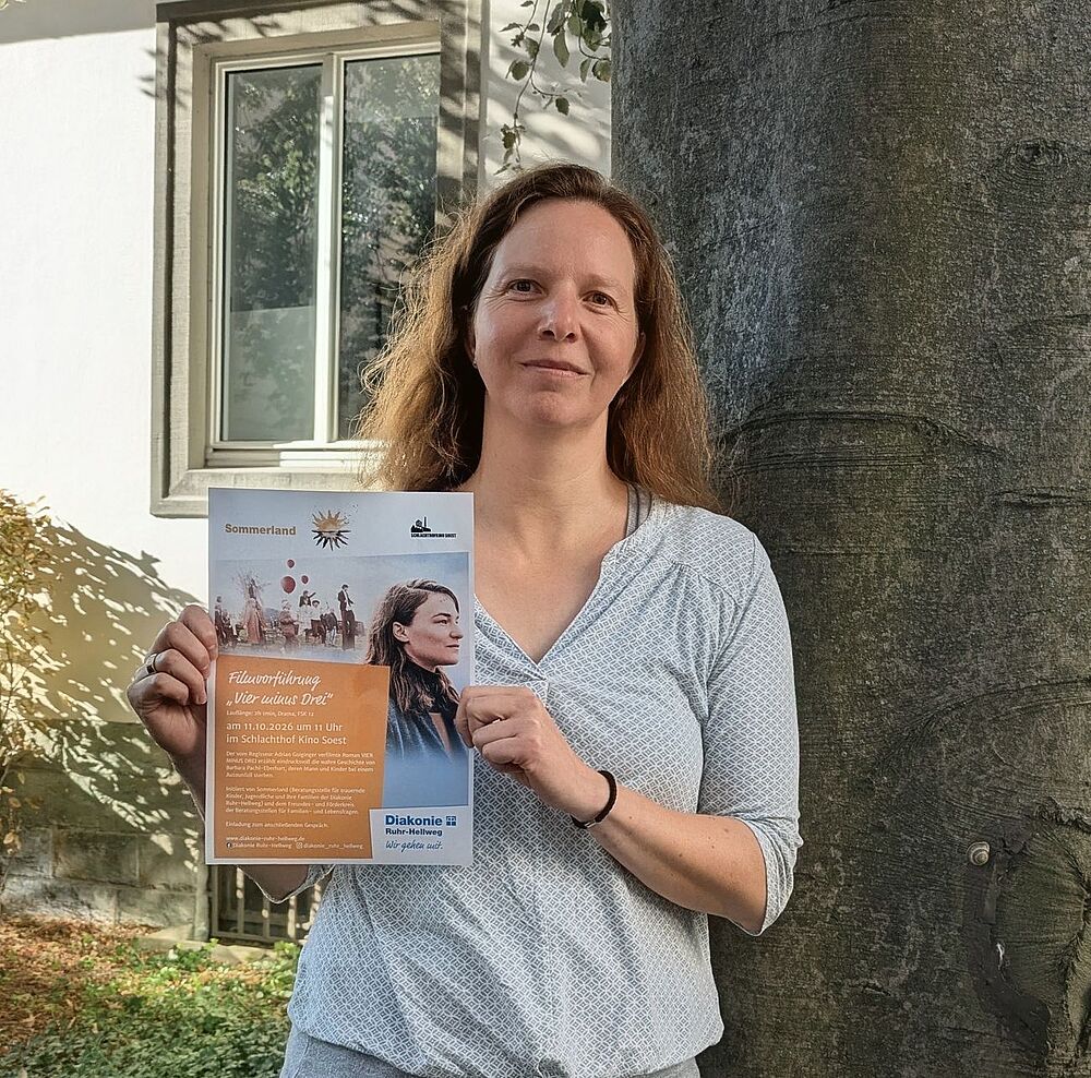 Bild zeigt Kollegin Janna Rückert mit Filmplakat