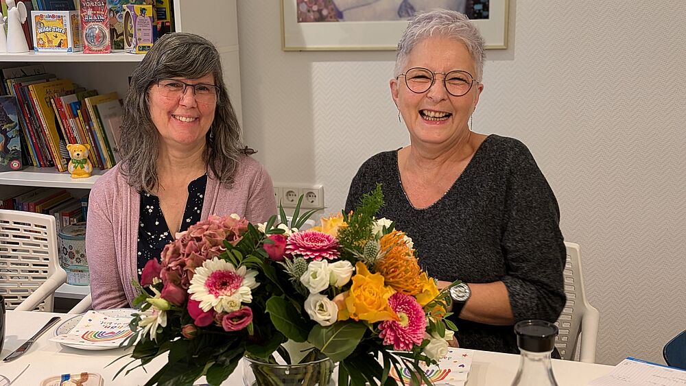 Leinwand mit Handabdrücken hängt an der Wand