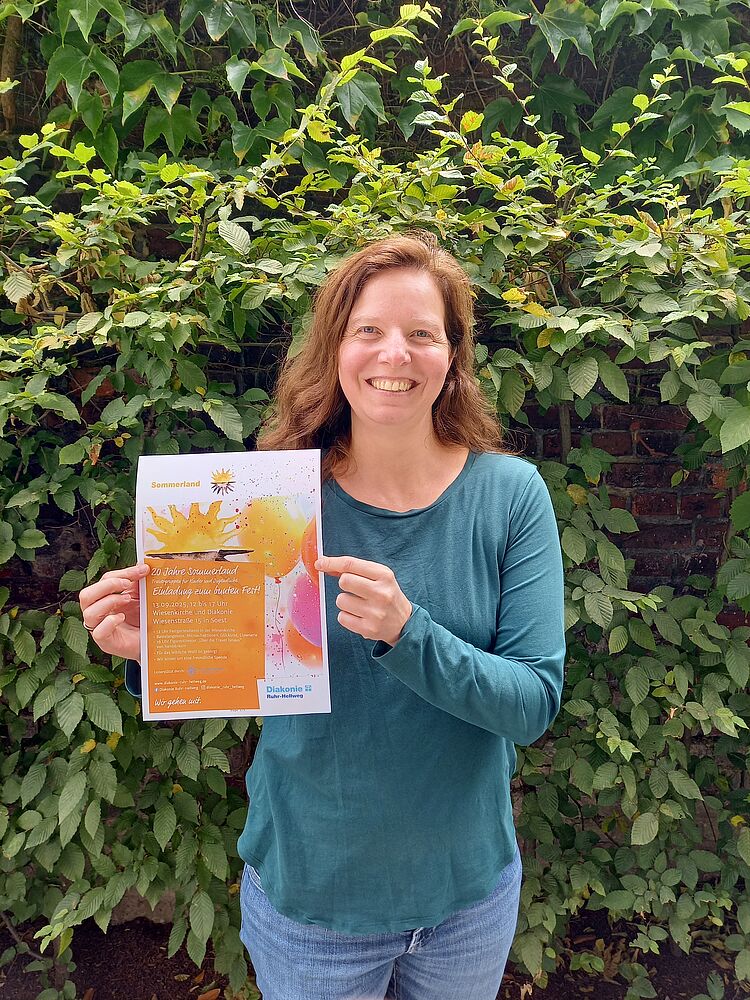 Frau hält Einladung zum Sommerfest hoch