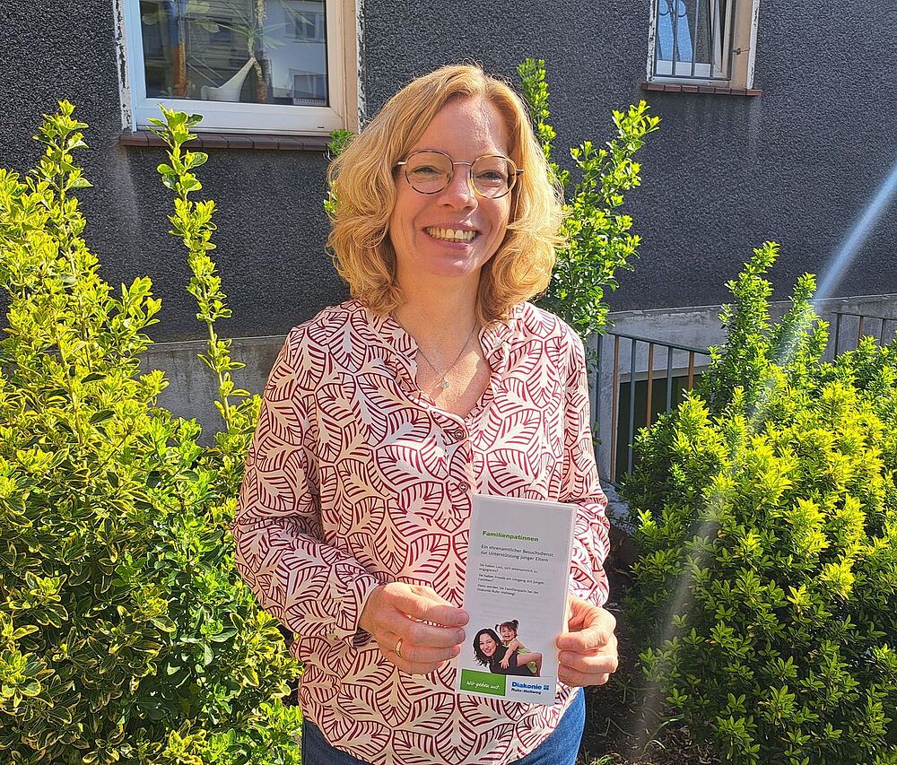 Bild zeigt Heike Kruse mit Flyer zum Familienpatenprojekt