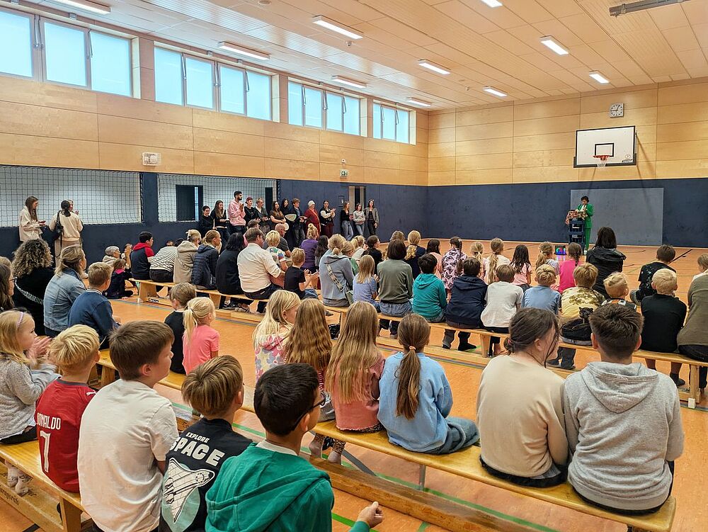 Foto zeigt Kinder und Erwachsene bei Eröffnung der Ferienfreizeit