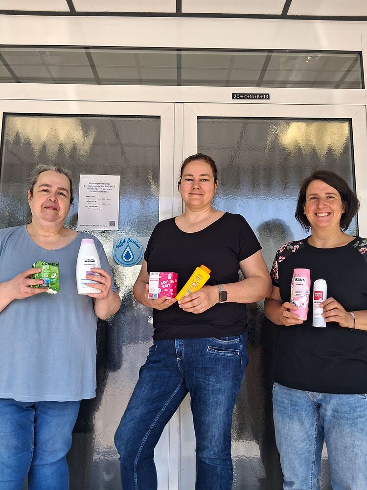 Bild zeigt Mitarbeiterinnen mit verschiedenen Hygieneartikeln