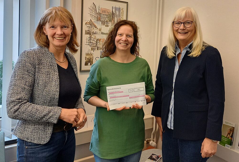 Bild zeigt Übergabe des Spendenschecks