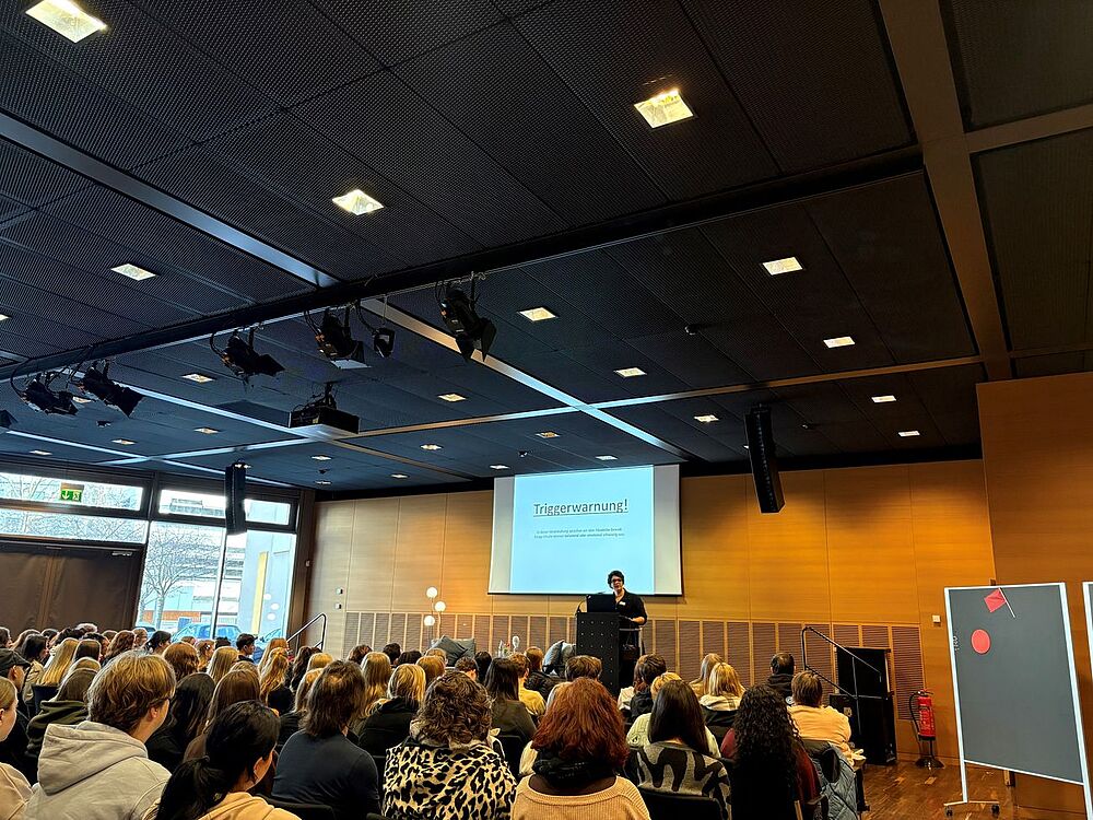 Bild zeigt Rednerin vor Teilnehmern der Veranstaltung