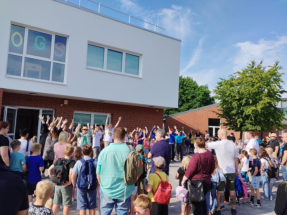 Kinder und Erwachsene feiern zusammen