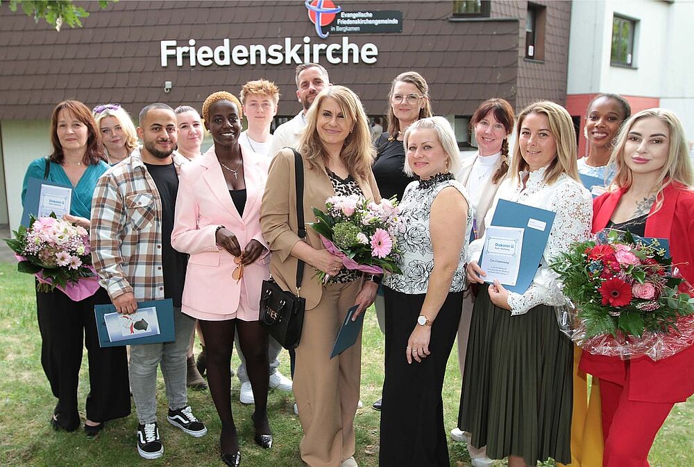 Bild zeigt die Absolventinnen und Absolventen der Pflegefachschule